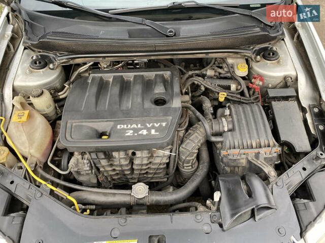 Серый Додж Авенджер, объемом двигателя 2.4 л и пробегом 195 тыс. км за 7000 $, фото 31 на Automoto.ua