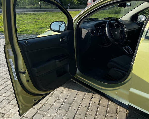 Желтый Додж Калибер, объемом двигателя 2 л и пробегом 175 тыс. км за 7400 $, фото 9 на Automoto.ua