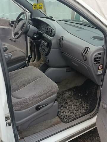 Белый Додж Караван, объемом двигателя 2.5 л и пробегом 200 тыс. км за 2600 $, фото 2 на Automoto.ua