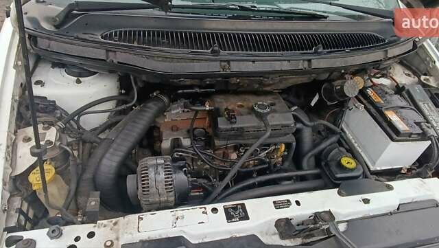 Белый Додж Караван, объемом двигателя 2.5 л и пробегом 200 тыс. км за 2600 $, фото 6 на Automoto.ua