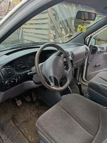 Белый Додж Караван, объемом двигателя 2.5 л и пробегом 200 тыс. км за 2600 $, фото 5 на Automoto.ua