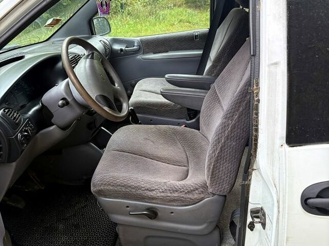 Белый Додж Караван, объемом двигателя 2.5 л и пробегом 248 тыс. км за 2700 $, фото 3 на Automoto.ua