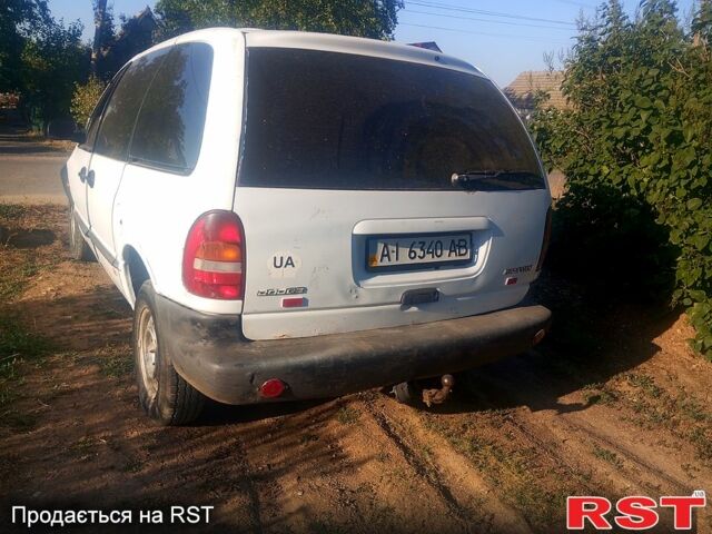 Белый Додж Караван, объемом двигателя 2.5 л и пробегом 440 тыс. км за 2150 $, фото 9 на Automoto.ua