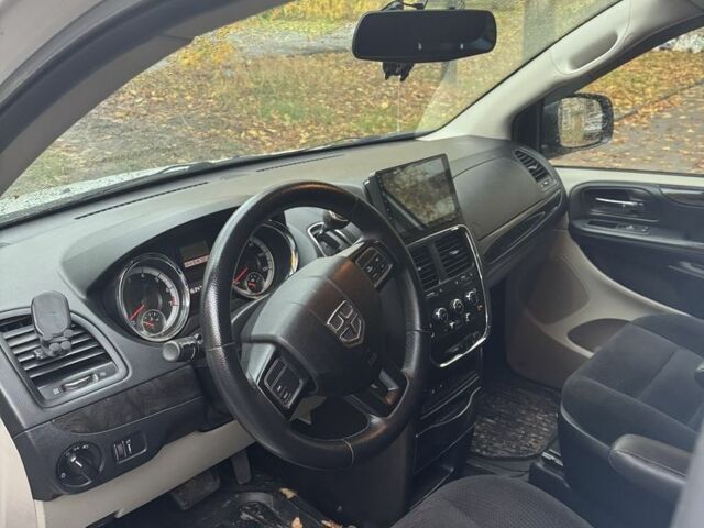 Белый Додж Караван, объемом двигателя 3.6 л и пробегом 250 тыс. км за 12000 $, фото 3 на Automoto.ua