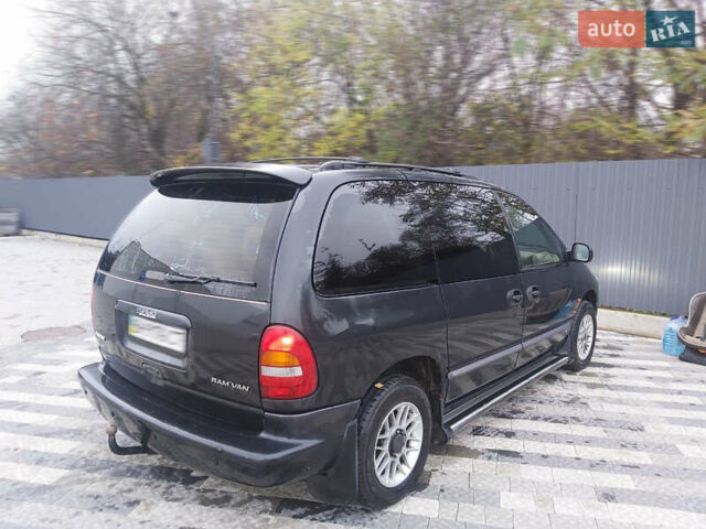 Черный Додж Караван, объемом двигателя 2.5 л и пробегом 515 тыс. км за 3900 $, фото 7 на Automoto.ua