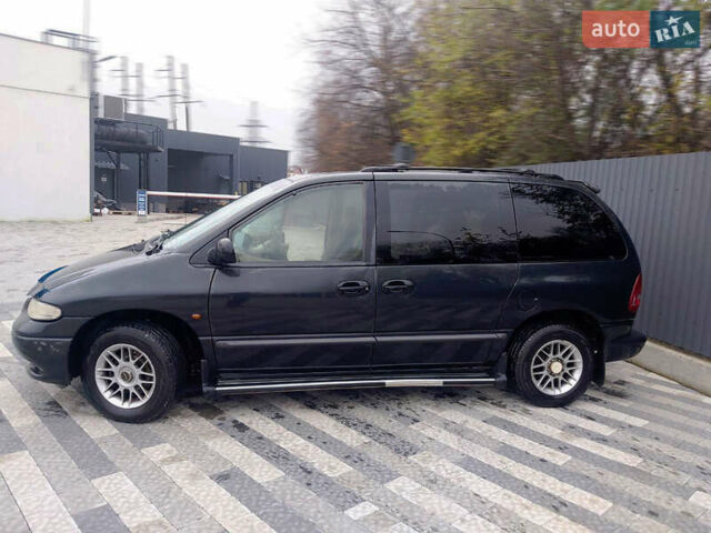 Черный Додж Караван, объемом двигателя 2.5 л и пробегом 515 тыс. км за 3900 $, фото 4 на Automoto.ua