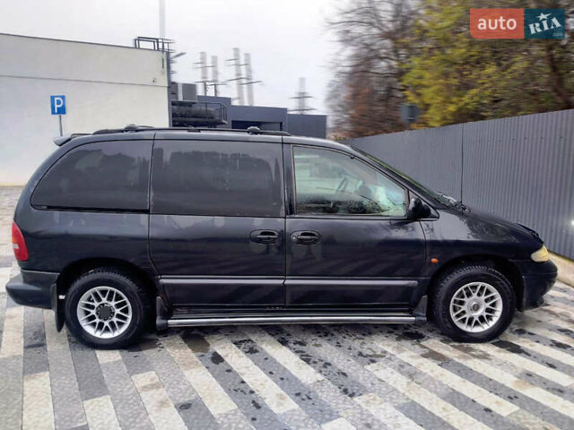 Черный Додж Караван, объемом двигателя 2.5 л и пробегом 515 тыс. км за 3900 $, фото 1 на Automoto.ua