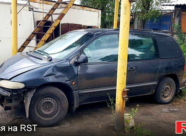 Черный Додж Караван, объемом двигателя 2.5 л и пробегом 250 тыс. км за 1200 $, фото 7 на Automoto.ua