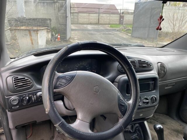Черный Додж Караван, объемом двигателя 2.5 л и пробегом 400 тыс. км за 2300 $, фото 5 на Automoto.ua