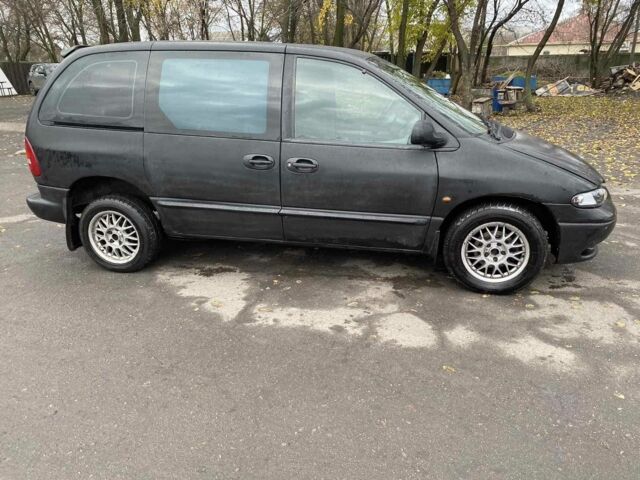 Черный Додж Караван, объемом двигателя 2.5 л и пробегом 400 тыс. км за 2300 $, фото 2 на Automoto.ua