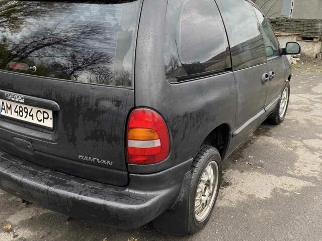 Черный Додж Караван, объемом двигателя 2.5 л и пробегом 400 тыс. км за 2300 $, фото 3 на Automoto.ua