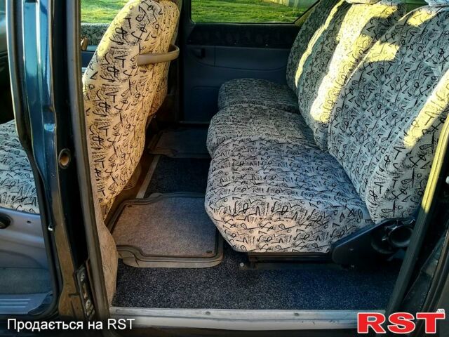 Черный Додж Караван, объемом двигателя 2.5 л и пробегом 302 тыс. км за 3500 $, фото 6 на Automoto.ua