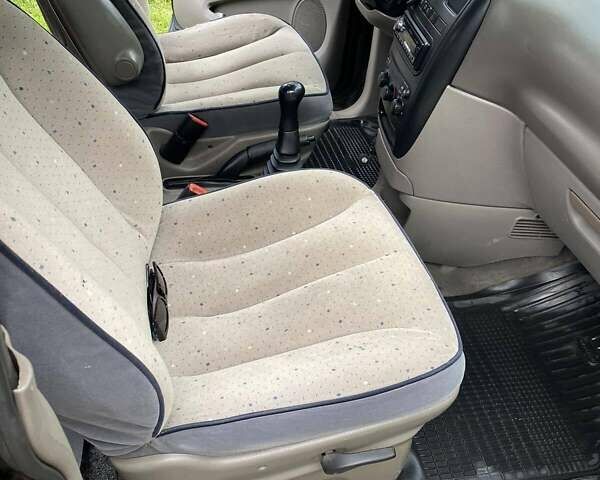 Чорний Додж Caravan, об'ємом двигуна 2.5 л та пробігом 354 тис. км за 4400 $, фото 9 на Automoto.ua
