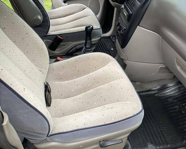 Чорний Додж Caravan, об'ємом двигуна 2.5 л та пробігом 354 тис. км за 4400 $, фото 8 на Automoto.ua