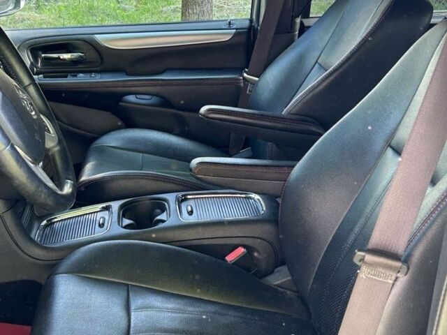 Черный Додж Караван, объемом двигателя 3.6 л и пробегом 117 тыс. км за 13500 $, фото 6 на Automoto.ua