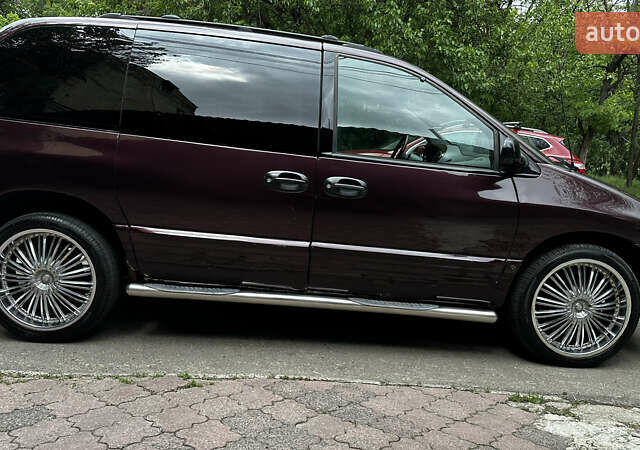 Красный Додж Караван, объемом двигателя 3.3 л и пробегом 230 тыс. км за 4700 $, фото 2 на Automoto.ua