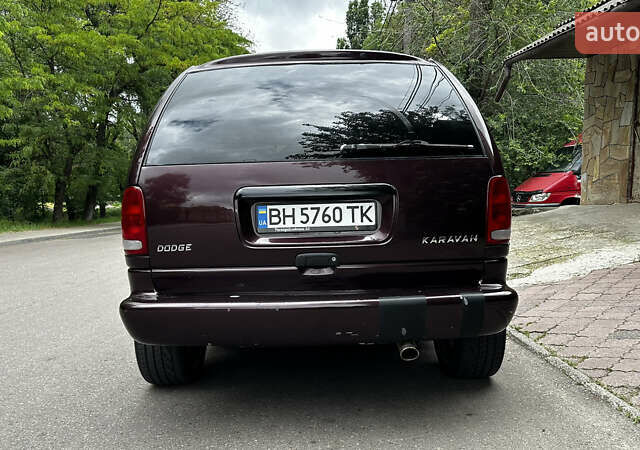Красный Додж Караван, объемом двигателя 3.3 л и пробегом 230 тыс. км за 4700 $, фото 3 на Automoto.ua