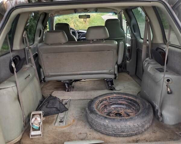 Серый Додж Караван, объемом двигателя 2.97 л и пробегом 300 тыс. км за 1100 $, фото 12 на Automoto.ua