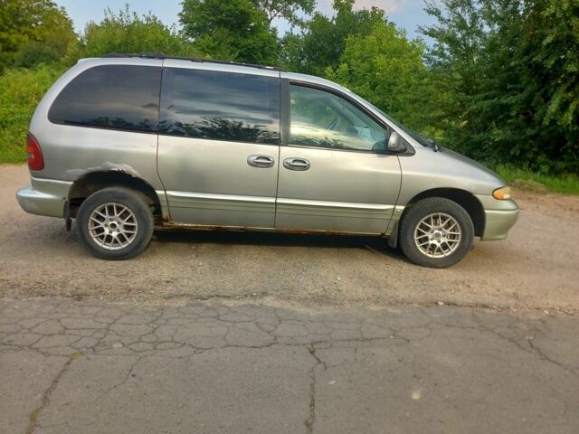 Серый Додж Караван, объемом двигателя 3 л и пробегом 400 тыс. км за 900 $, фото 2 на Automoto.ua