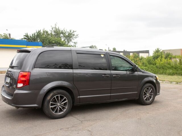 Серый Додж Караван, объемом двигателя 3.6 л и пробегом 340 тыс. км за 13300 $, фото 3 на Automoto.ua