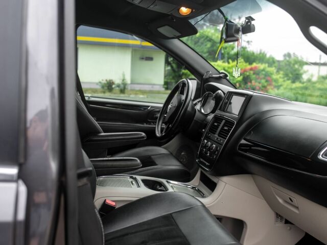 Серый Додж Караван, объемом двигателя 3.6 л и пробегом 340 тыс. км за 13300 $, фото 12 на Automoto.ua