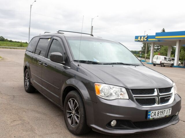 Серый Додж Караван, объемом двигателя 3.6 л и пробегом 340 тыс. км за 13300 $, фото 1 на Automoto.ua