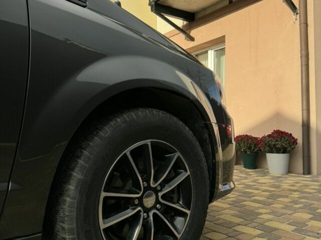 Серый Додж Караван, объемом двигателя 3.6 л и пробегом 154 тыс. км за 12800 $, фото 3 на Automoto.ua