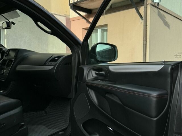 Серый Додж Караван, объемом двигателя 3.6 л и пробегом 154 тыс. км за 12800 $, фото 5 на Automoto.ua