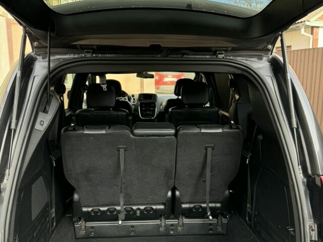 Серый Додж Караван, объемом двигателя 3.6 л и пробегом 154 тыс. км за 12800 $, фото 4 на Automoto.ua