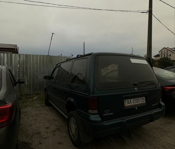 Зеленый Додж Караван, объемом двигателя 3 л и пробегом 325 тыс. км за 2400 $, фото 2 на Automoto.ua