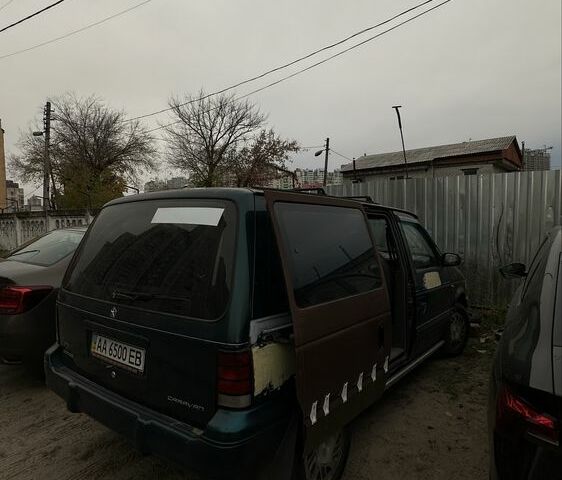 Зеленый Додж Караван, объемом двигателя 3 л и пробегом 325 тыс. км за 2400 $, фото 4 на Automoto.ua