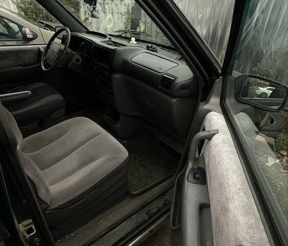 Зеленый Додж Караван, объемом двигателя 3 л и пробегом 325 тыс. км за 2400 $, фото 5 на Automoto.ua