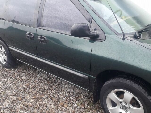 Зеленый Додж Караван, объемом двигателя 2.4 л и пробегом 300 тыс. км за 4200 $, фото 2 на Automoto.ua