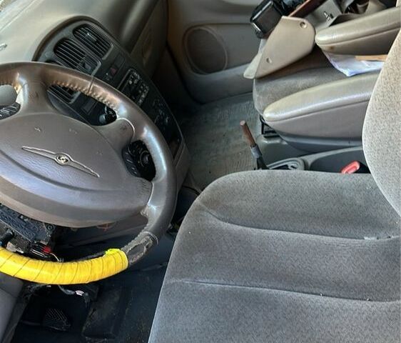 Зелений Додж Caravan, об'ємом двигуна 2.5 л та пробігом 300 тис. км за 1300 $, фото 2 на Automoto.ua