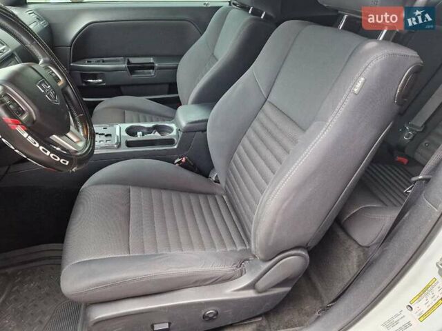 Белый Додж Челенджер, объемом двигателя 3.6 л и пробегом 226 тыс. км за 15300 $, фото 12 на Automoto.ua