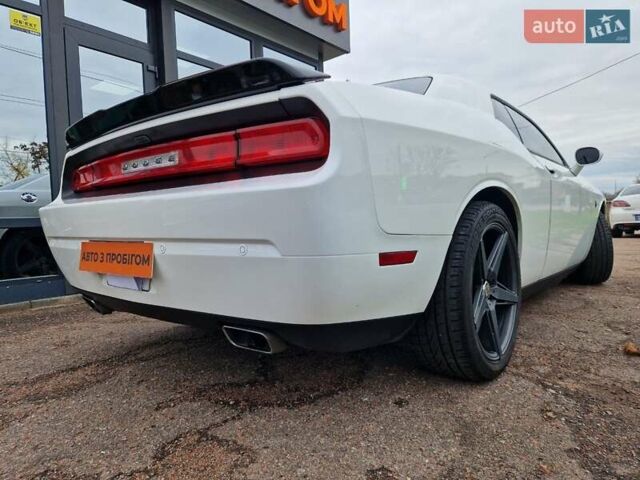 Белый Додж Челенджер, объемом двигателя 3.6 л и пробегом 226 тыс. км за 15300 $, фото 19 на Automoto.ua