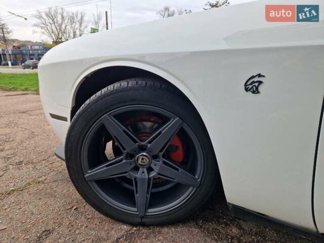 Белый Додж Челенджер, объемом двигателя 3.6 л и пробегом 226 тыс. км за 15300 $, фото 14 на Automoto.ua