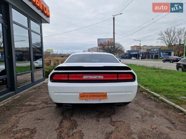 Белый Додж Челенджер, объемом двигателя 3.6 л и пробегом 226 тыс. км за 15300 $, фото 3 на Automoto.ua