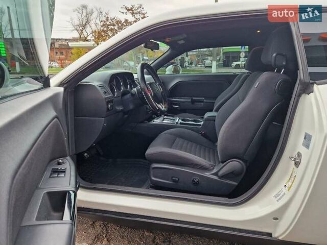 Белый Додж Челенджер, объемом двигателя 3.6 л и пробегом 226 тыс. км за 15300 $, фото 5 на Automoto.ua