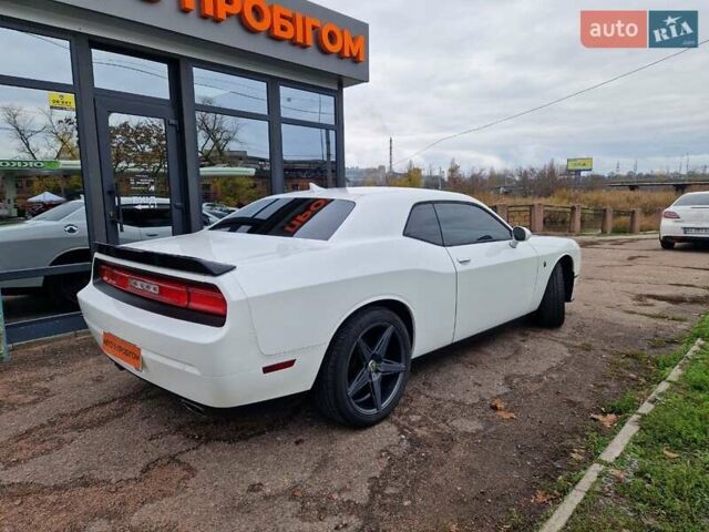 Белый Додж Челенджер, объемом двигателя 3.6 л и пробегом 226 тыс. км за 15300 $, фото 2 на Automoto.ua