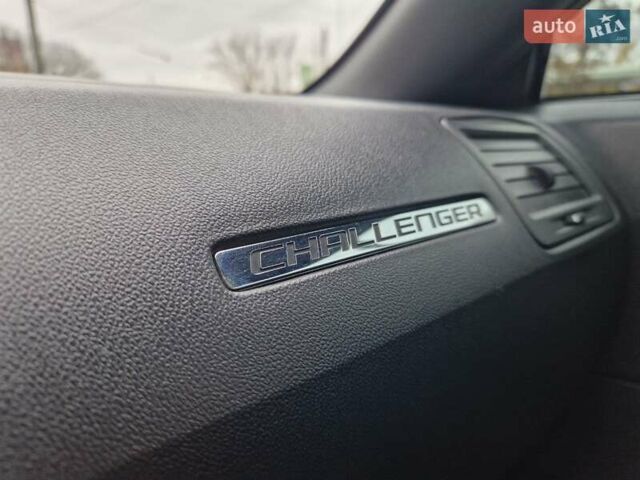 Белый Додж Челенджер, объемом двигателя 3.6 л и пробегом 226 тыс. км за 15300 $, фото 11 на Automoto.ua