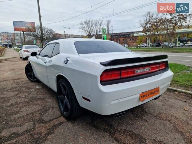 Белый Додж Челенджер, объемом двигателя 3.6 л и пробегом 226 тыс. км за 15300 $, фото 4 на Automoto.ua