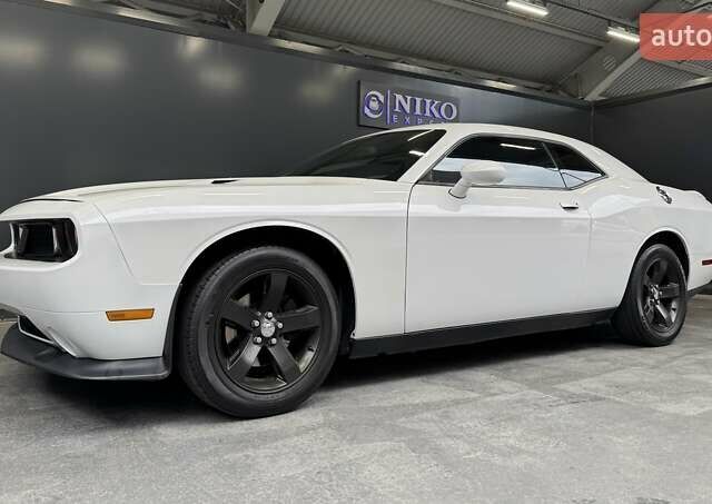 Белый Додж Челенджер, объемом двигателя 3.6 л и пробегом 157 тыс. км за 16500 $, фото 5 на Automoto.ua