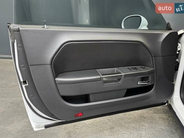 Белый Додж Челенджер, объемом двигателя 3.6 л и пробегом 157 тыс. км за 16500 $, фото 37 на Automoto.ua