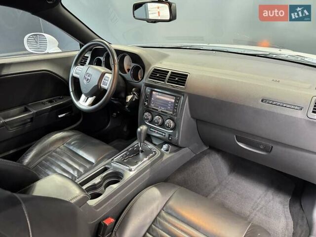 Белый Додж Челенджер, объемом двигателя 3.6 л и пробегом 157 тыс. км за 16500 $, фото 33 на Automoto.ua