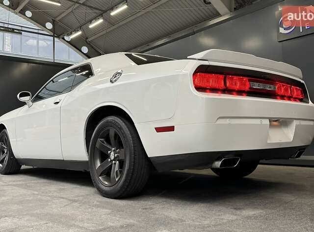 Белый Додж Челенджер, объемом двигателя 3.6 л и пробегом 157 тыс. км за 16500 $, фото 11 на Automoto.ua