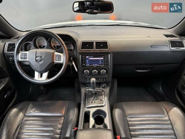 Белый Додж Челенджер, объемом двигателя 3.6 л и пробегом 157 тыс. км за 16500 $, фото 29 на Automoto.ua