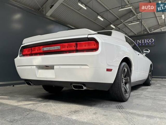 Белый Додж Челенджер, объемом двигателя 3.6 л и пробегом 157 тыс. км за 16500 $, фото 15 на Automoto.ua