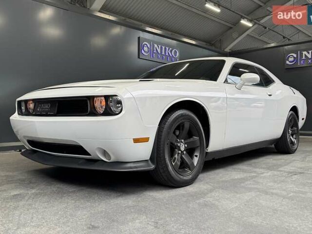 Белый Додж Челенджер, объемом двигателя 3.6 л и пробегом 157 тыс. км за 16500 $, фото 3 на Automoto.ua