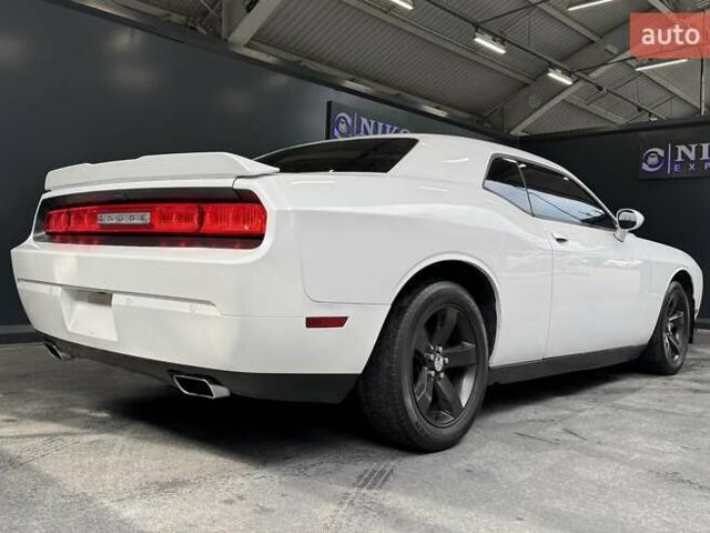 Белый Додж Челенджер, объемом двигателя 3.6 л и пробегом 157 тыс. км за 16500 $, фото 16 на Automoto.ua